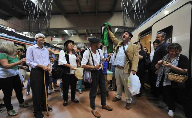 Miembros de la plataforma 'Milana Bonita', en Atocha