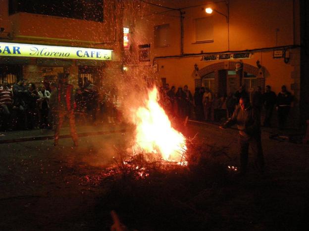 Vecinos y visitantes frente a la luminaria en la plaza. :: MIGUEL