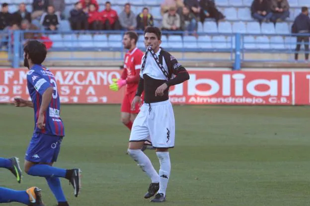 Néstor Díaz, impotente tras la derrota ante el Extremadura. 