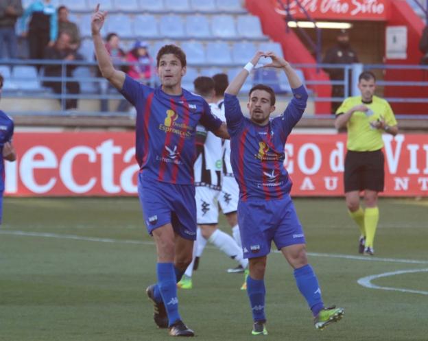 Jairo celebra con Fran Miranda su gol del domingo ante el Badajoz. :: JM Romero