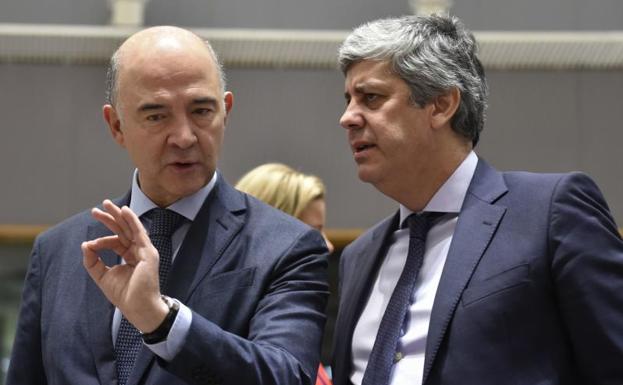 Pierre Moscovici con Mario Centeno en Bruselas.