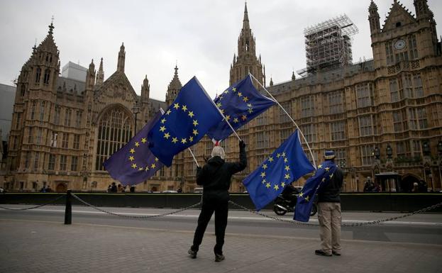 Varios europeístas cerca de Westminster. 