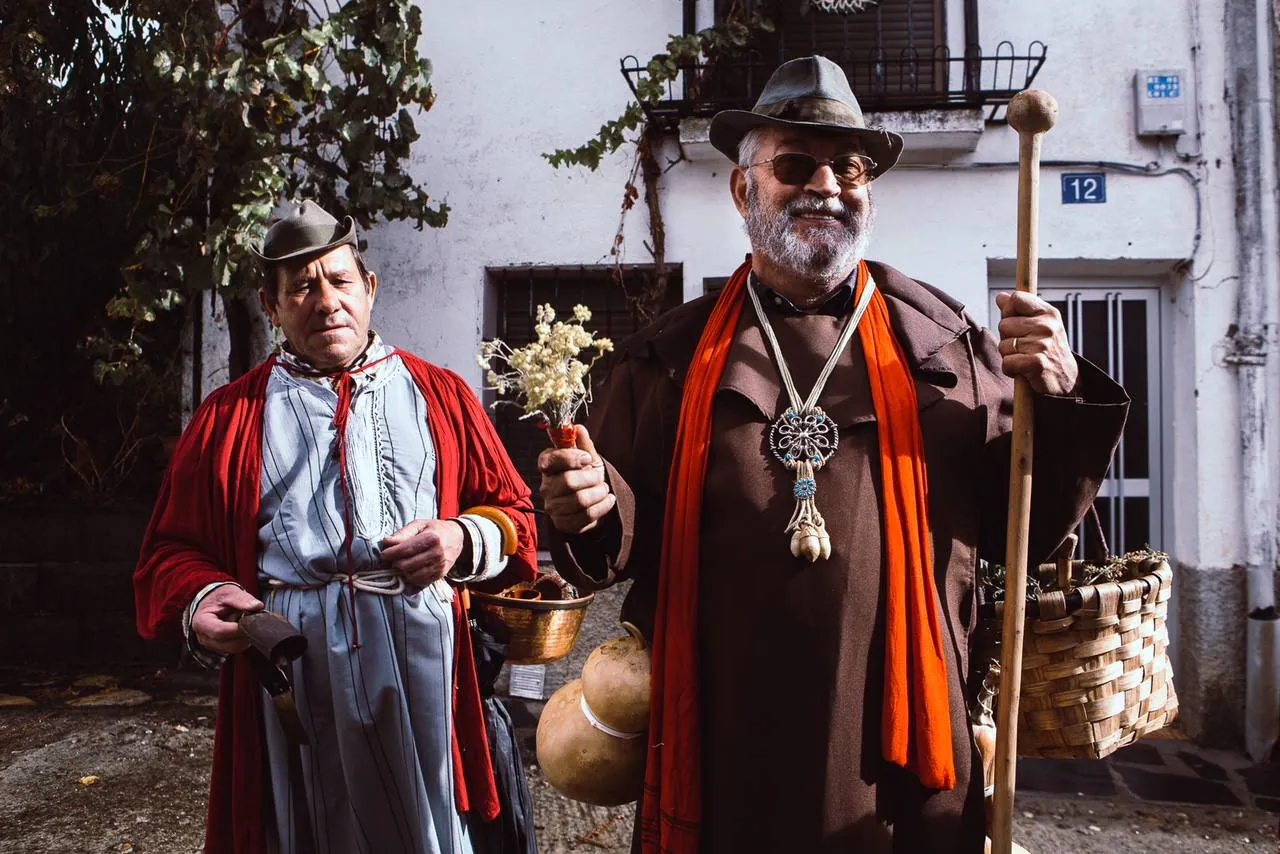 La Chicharrona era un personaje mítico de las sierras hurdanas. Era una mujerona con pandereta y garrote que bajaba de las montañas con una ristra de chorizos al cuello. Llegaba el día de “La Pura”, la Purísima Concepción, que era el día que se entronizaba a esta mitológica figura.