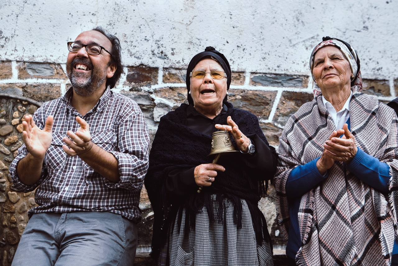 La Chicharrona era un personaje mítico de las sierras hurdanas. Era una mujerona con pandereta y garrote que bajaba de las montañas con una ristra de chorizos al cuello. Llegaba el día de “La Pura”, la Purísima Concepción, que era el día que se entronizaba a esta mitológica figura.