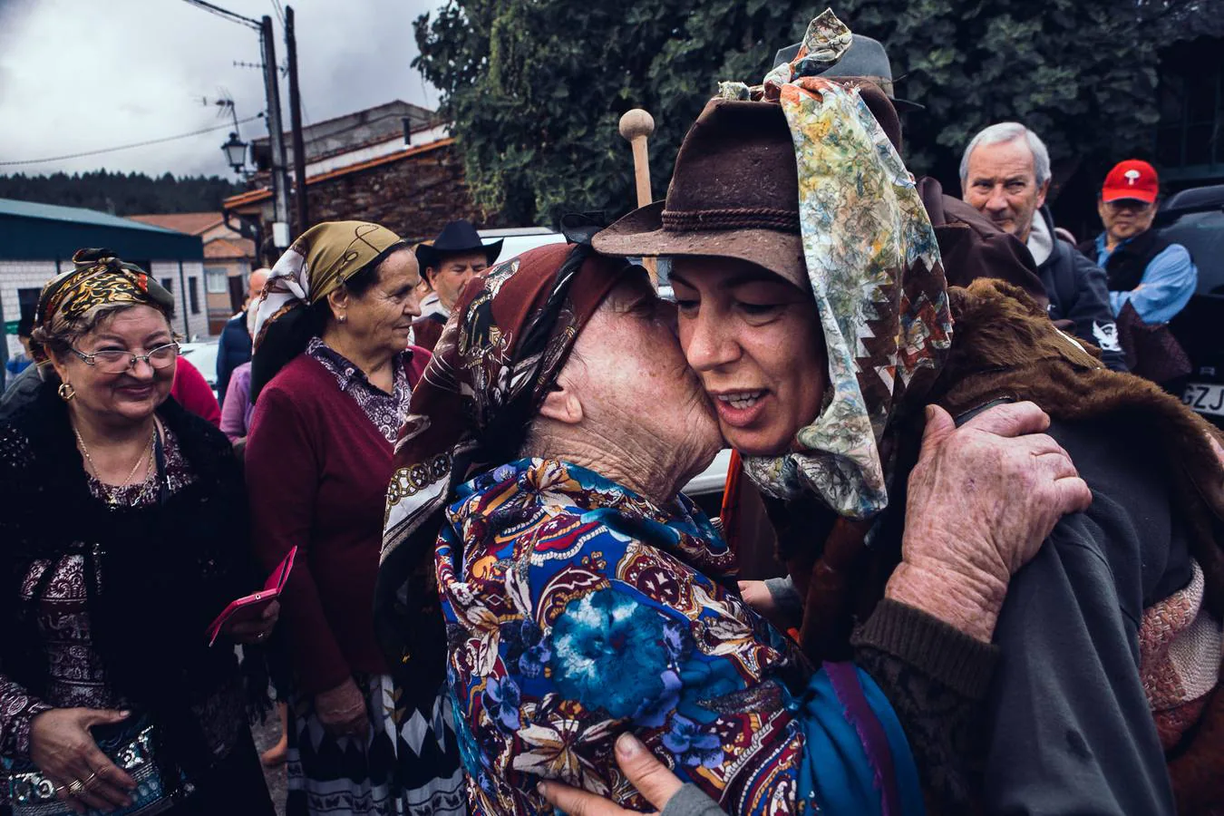 La Chicharrona era un personaje mítico de las sierras hurdanas. Era una mujerona con pandereta y garrote que bajaba de las montañas con una ristra de chorizos al cuello. Llegaba el día de “La Pura”, la Purísima Concepción, que era el día que se entronizaba a esta mitológica figura.