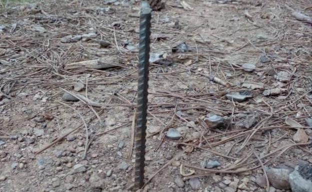 Vara de acero hallada en una pista forestal.