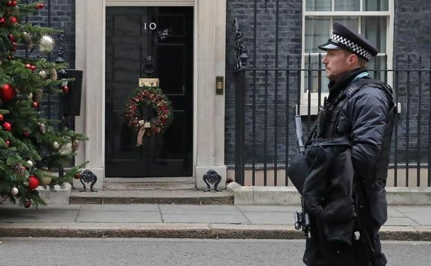 Un policía patrulla junto al 10 de Downing Street, residencia de la primera ministra británica.