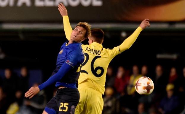 Ramiro, del Villarreal, disputa un balón con Schoenfeld, del Maccabi. 