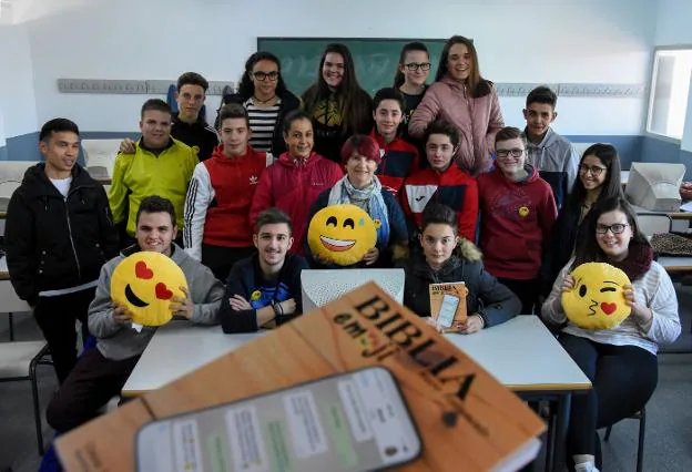 La Biblia Emoji, en primer plano. Detrás, Rosa María Barroso (en el centro) junto a sus alumnos. 