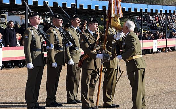 Despedida de la enseña de los soldados que pasan a reserva. 