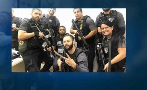 Polémica por los selfies de la policía brasileña con un narco tras su detención