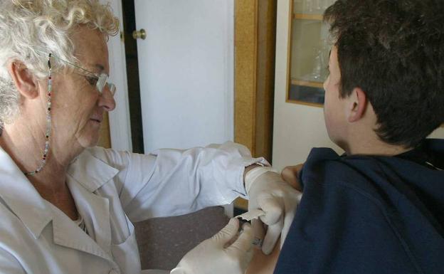 Una enfermera vacuna a un menor en una imagen de archivo. :: hoy