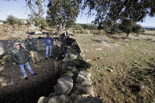 Camino antiguo, cortado por un muro. El camino histórico parte de Aldea del Cano y a unos 500 metros se topa con un muro que impide el paso por la finca de la propiedad que lo cerró hace 30 años. Es el camino que el pueblo quiere ahora que vuelva a ser público. :: LORENZO CORDERO