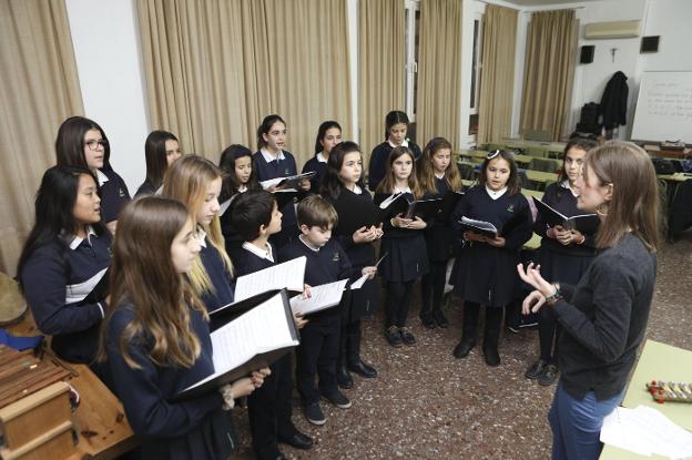 El coro del colegio Carmelitas arrancó hace cinco años abriendo el mundo del canto a sus alumnos. 