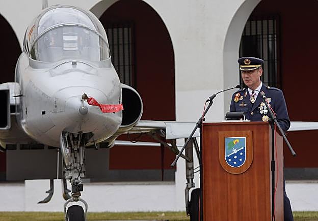 El coronel Francisco Baños pronuncia su discurso junto a un avión F5 en la plaza de armas. 