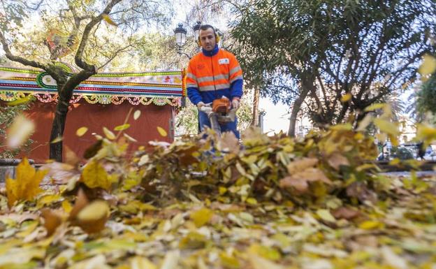 Un operario retirando hojas el lunes en el Paseo de Cánovas, que este martes ya estaba despejado.