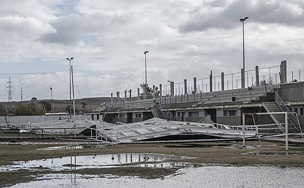 Galería. El viento derribó la techumbre de los campos de fúbol de la Federanción en Badajoz:: PAKOPÍ