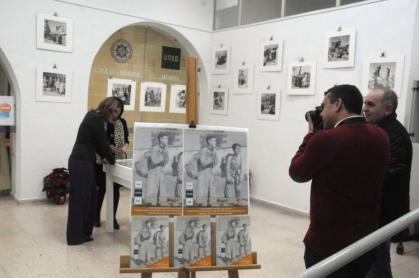 Ya se puede ver en la sala de exposiciones del centro asociado de la UNED de Mérida la exposición ‘Fotógrafos americanos en España. Batalla de las imágenes en la prensa ilustrada (1949-1951).Se puede visitar hasta el próximo 20 de enero.