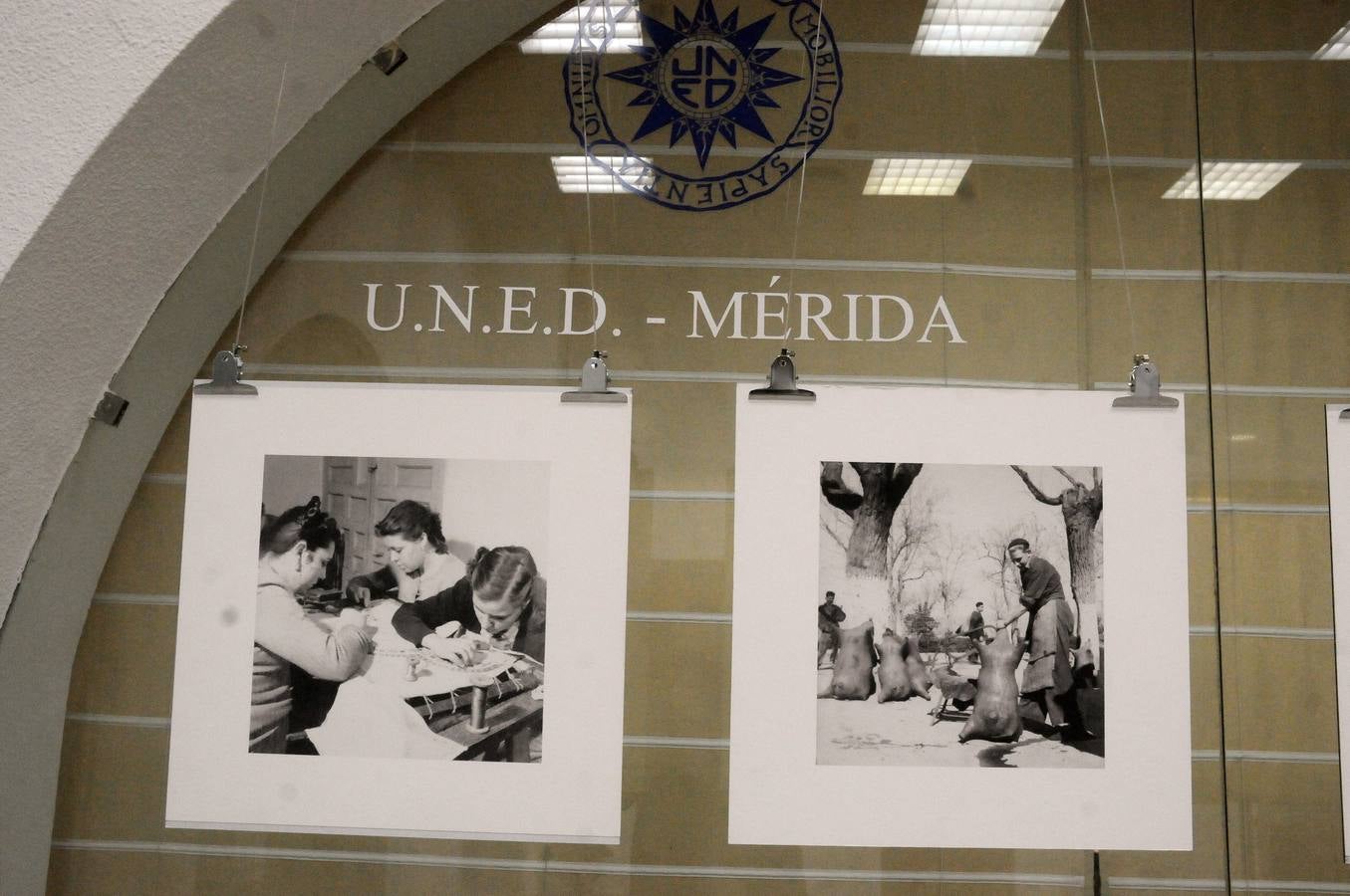 Ya se puede ver en la sala de exposiciones del centro asociado de la UNED de Mérida la exposición ‘Fotógrafos americanos en España. Batalla de las imágenes en la prensa ilustrada (1949-1951).Se puede visitar hasta el próximo 20 de enero.