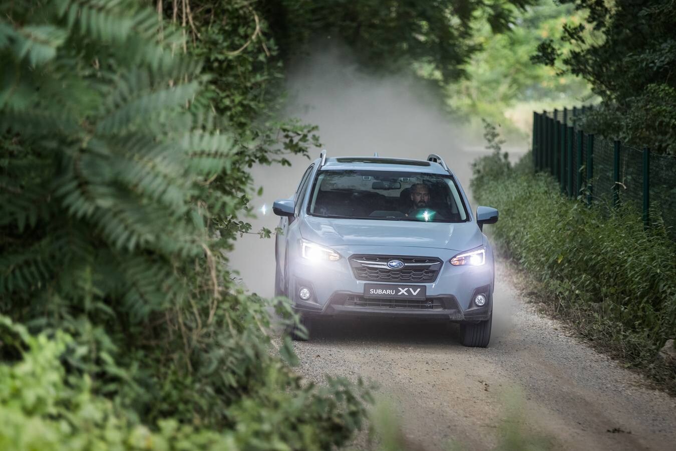 La segunda generación del Subaru XV empieza a venderse y las primeras unidades llegan a finales de año. Fiel a la tradición, equipa tracción a las cuatro ruedas, motor tipo bóxer y ahora solo se comercializa con cambio automático. La gama parte desde 21.900 euros que cuesta el 1.600.