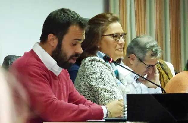 Ángel Muñoz y Belén Vázquez, de Ciudadanos, en el pleno. :: MAM