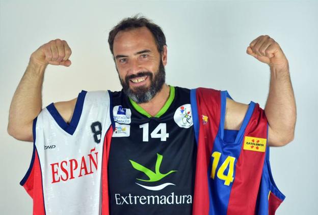 José Cano, con sus tres camisetas, la del Mideba, el Barcelona y la selección española. :: mideba