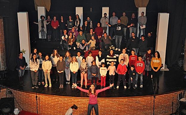 Foto de familia del elenco de la obra el año pasado. 