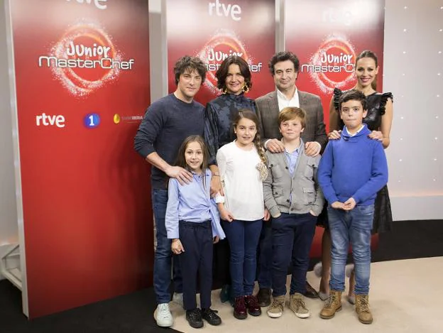 Jordi Cruz, Samantha, Pepe Rodríguez y Eva González, con algunos de los niños que concursan en el nuevo 'MasterChef Junior 5'. :: tve
