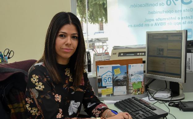 Sonia Vega, gestora de banca personal ‘Contigo’ en una de las oficinas de Badajoz. 