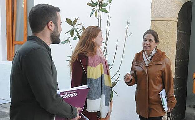 Hierro y Romero, de Podemos, con la consejera Blanco-Morales. :