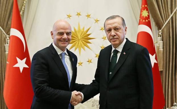 Gianni Infantino, junto al presidente turco Recep Tayyip Erdogan