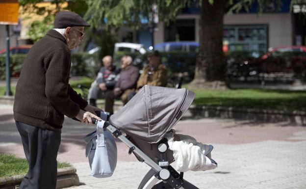 Imagen de archivo de un jubilado caminando por el Paseo de Cánovas, en Cáceres. 