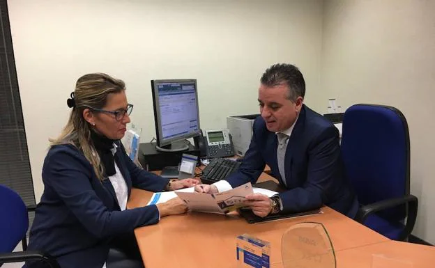 Tomás Muñoz, director de la oficina BBVA en Almendralejo, junto a una compañera. 