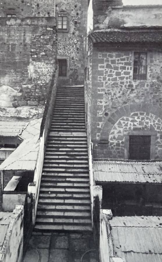 6- Año 1928. Foto de la escalera que cruzaba el mercado, uniendo la Plaza Mayor con la Plaza de los Caldereros. (Archivo Marchena)