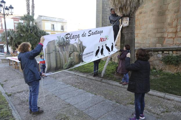 Vecinos de Santiago colocaron varias pancartas para reivindicar mayor seguridad en la zona. :: a. méndez