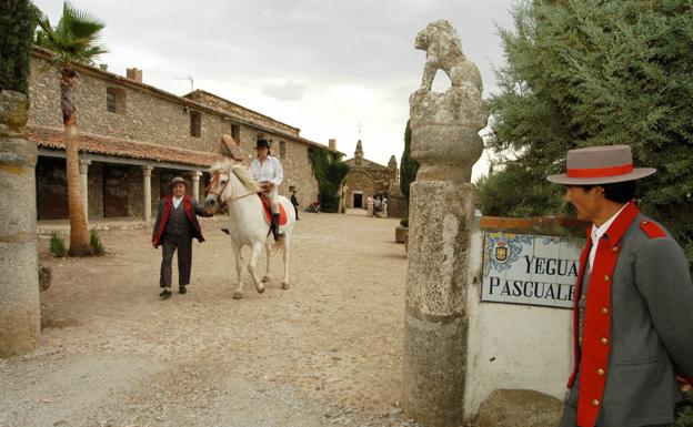 Aline Griffith, condesa viuda de Romanones, montada a caballo a la entrada de su casa-palacio en su finca Pascualete