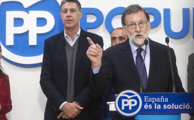 Rajoy, acompañado del candidato del PPC a la presidencia de la Generalitat, Xavier García Albiol, durante un acto celebrado la semana pasada en Badalona.