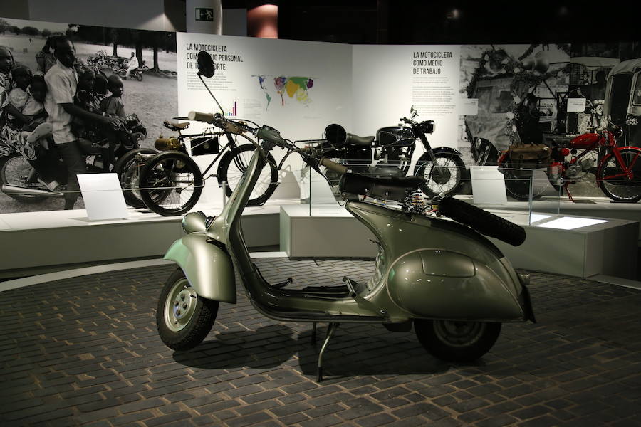 El Museo Nacional de Ciencia y Tecnología de España (MUNCYT) conjuga la astronomía y el mundo del motociclismo en 'Universo Moto', exposición de más de 90 piezas que abre sus puertas este sábado 23 de diciembre.