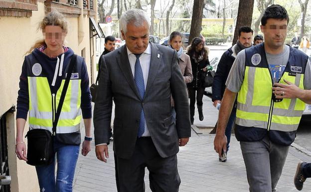 El presidente de Ausbanc, Luis Pineda, durante su detención en abril de 2016. 