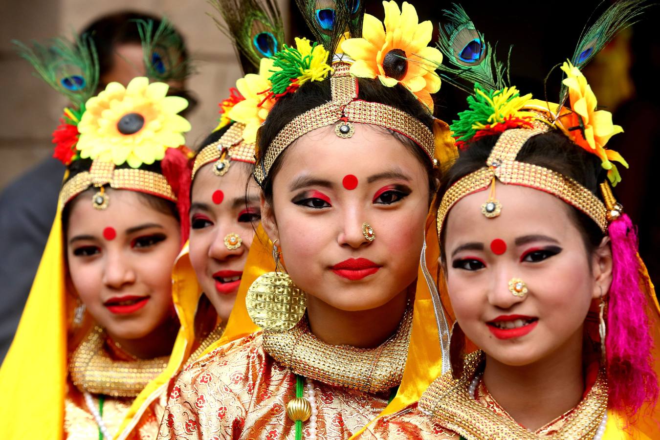 Estudiantes de la unión territorial de Pondicherry, vestidas con el traje tradicional, participan en la sesión inaugural del Balrang Festival 2017 en Bhopal, India. Más de 500 participantes de 26 estados de todo el país asistirán a este festival cultural, de tres días de duración, para mostrar sus actuaciones.