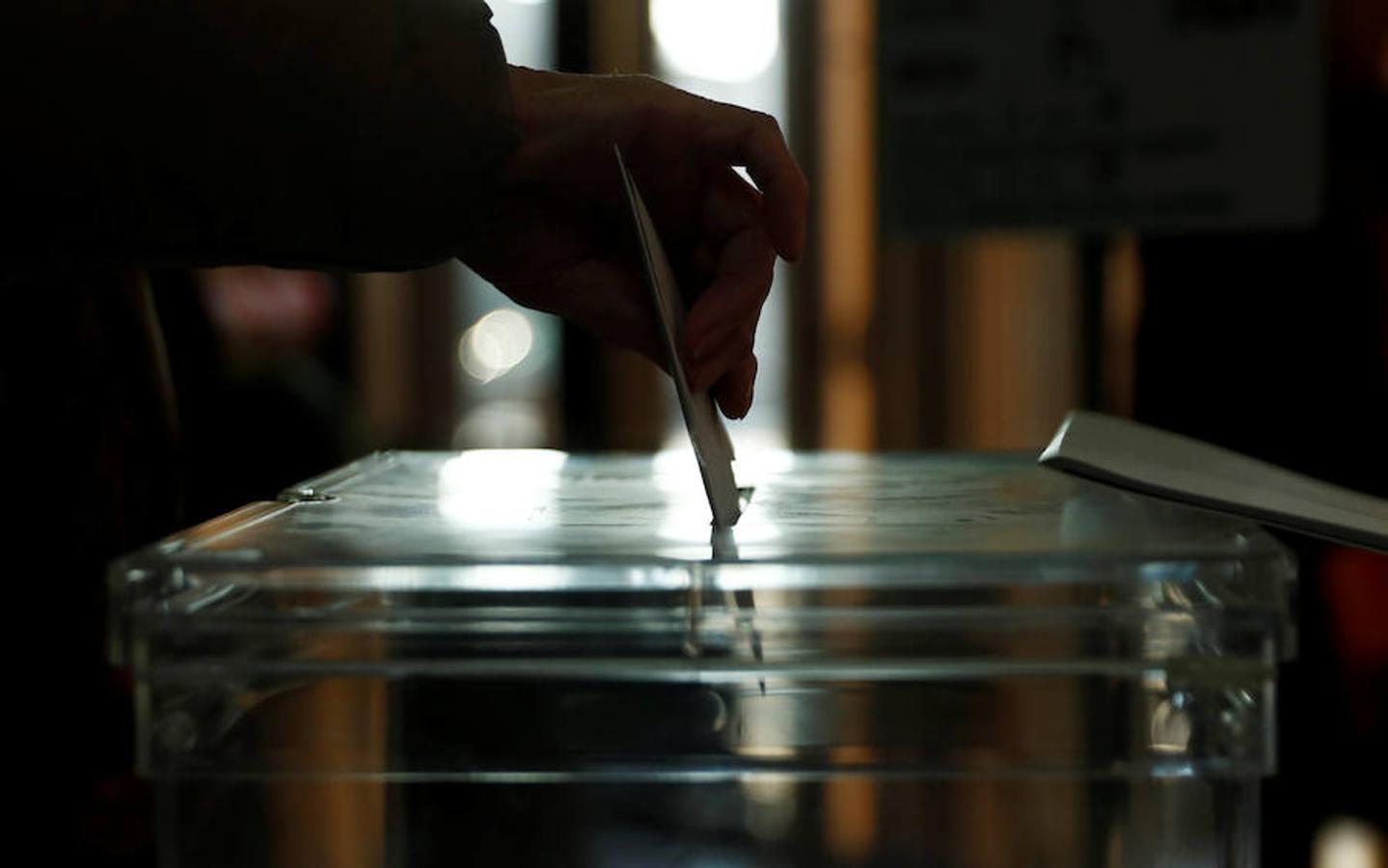 Normalidad en los colegios de Cataluña durante las primeras horas de lla jornada electoral.