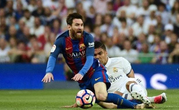 Casemiro comete falta sobre Messi,