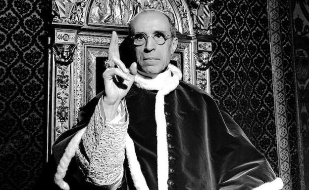 Pío XII, criticado por su conservadurismo extremo; a la izquierda, John Julius Norwich.