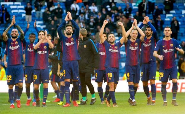 Los jugadores del Barcelona aplauden a su afición tras la victoria en el Bernabéu. 
