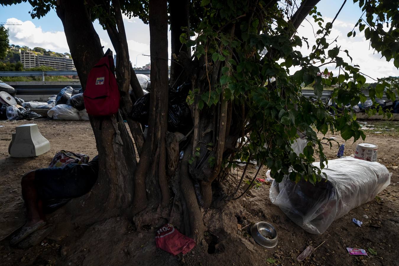 La severa crisis económica y social de Venezuela ha modificado los paisajes de la capital, no solo por la existencia de ciudadanos que buscan comida en la basura, sino también por la presencia de personas que han tomado los puentes como lugares de abrigo, algunos ya habitados por antiguos residentes