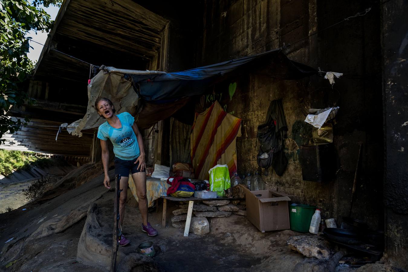 La severa crisis económica y social de Venezuela ha modificado los paisajes de la capital, no solo por la existencia de ciudadanos que buscan comida en la basura, sino también por la presencia de personas que han tomado los puentes como lugares de abrigo, algunos ya habitados por antiguos residentes