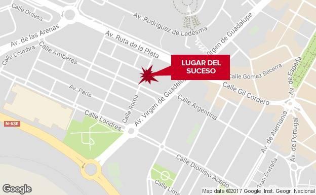Herido un hombre de 30 años al chocar una moto y un camión en Cáceres