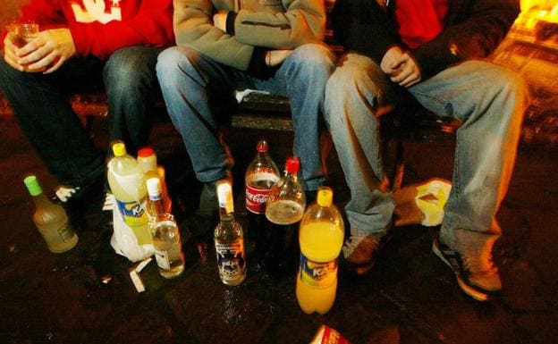 Imagen de archivo de jóvenes bebiendo en la calle.
