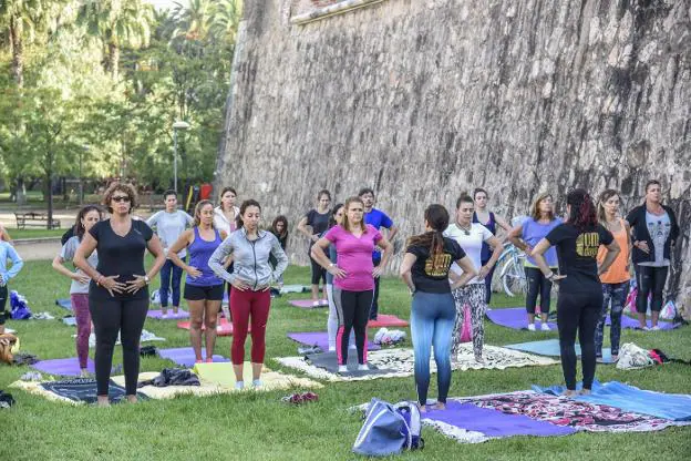 Participantes en un curso de yoga en Badajoz. :: Hoy