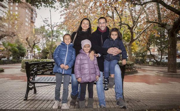 Pedro Fajardo y Ana Martín viven con sus tres hijas en Bogotá desde hace tres años. 